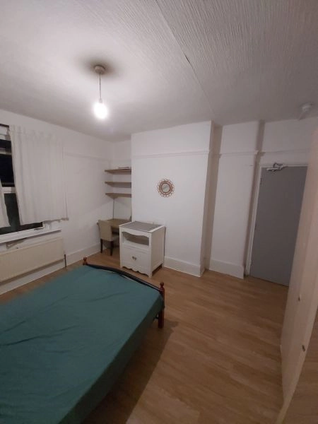 VERY LARGE FURNISHED ROOM, CLOSE TO THORNTON HEATH TRAIN STATION