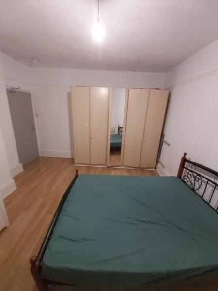 VERY LARGE FURNISHED ROOM, CLOSE TO THORNTON HEATH TRAIN STATION