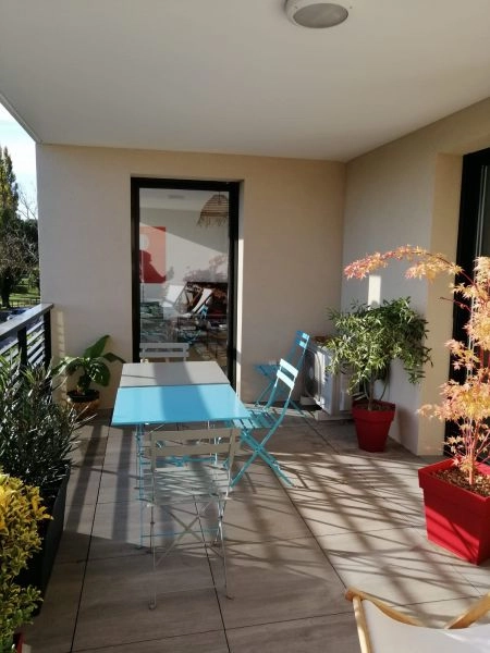 2 bedrooms flat with car park South of France