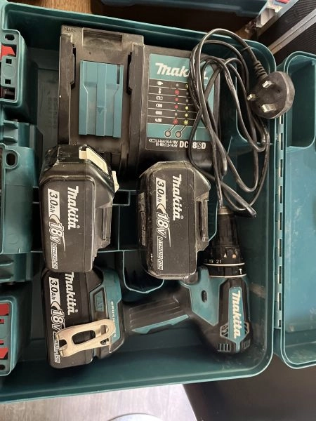 Makita 18v power drill with x3 3,0AH batteries, charger and case.