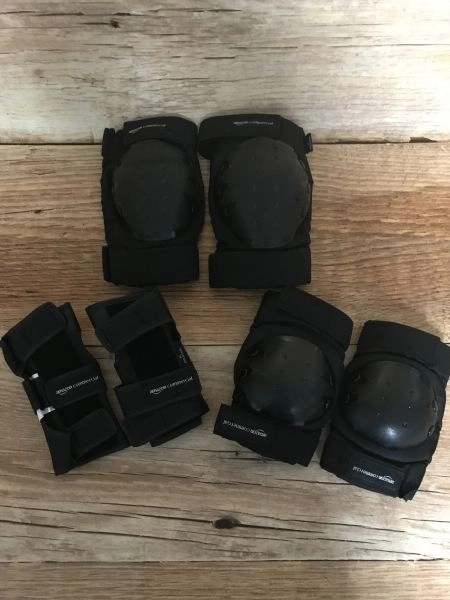 Kids/Adults Knee Elbow Pads Wrist Guards 3 in 1 Protective Gear