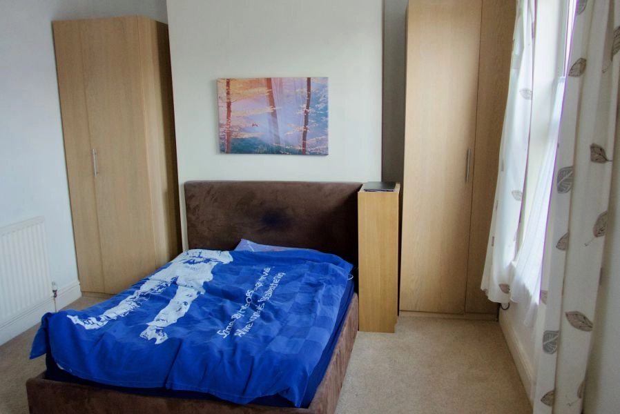 Spacious double room to let in Old Trafford