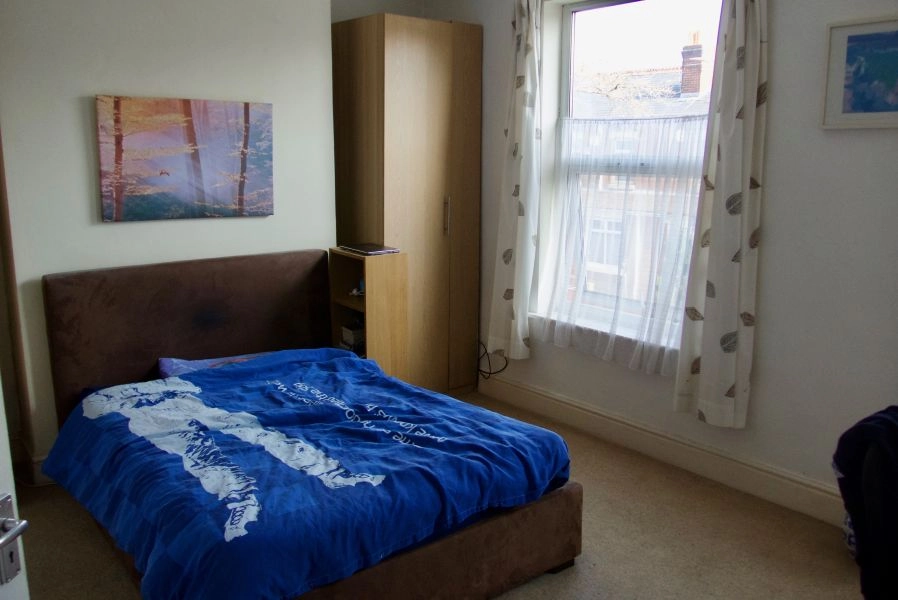 Spacious double room to let in Old Trafford