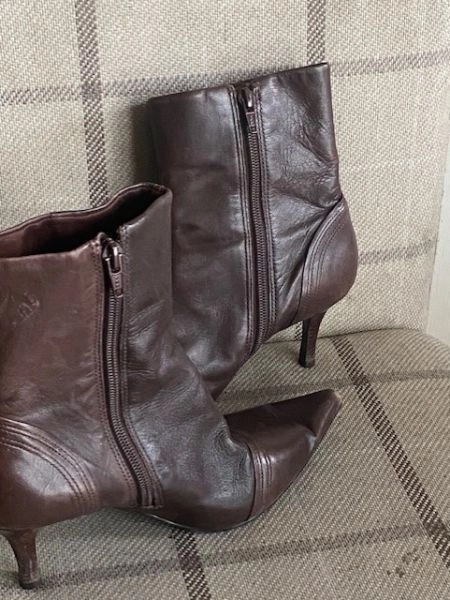 Brown Ladies boots like new for sale