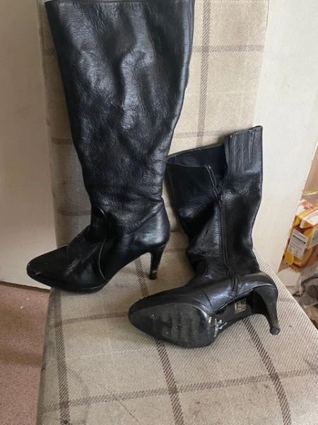 Ladies Black Leather Boots in Excellent Condition