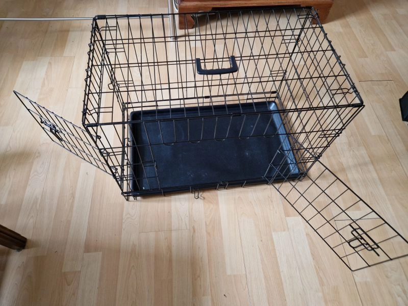 Medium collapsible dog crate