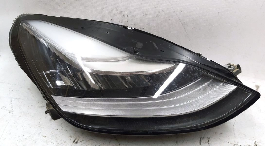 The spare right main headlight UP LEVEL [USA] is a non-conditioned spare for Tesla models 3 and Y with part number 1077372-00-K x