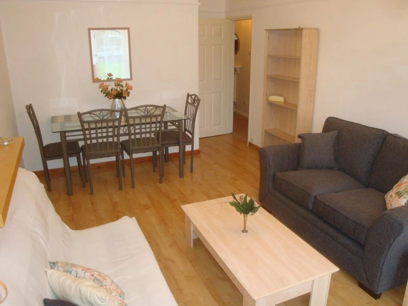 Spacious 1 bed ground floor flat in quiet residential area, close to local amenities