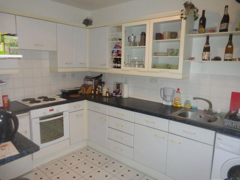Spacious 1 bed ground floor flat in quiet residential area, close to local amenities