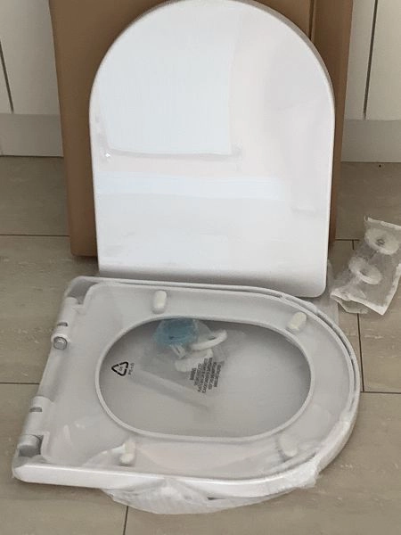 New unused never fitted toilet seats. D shape 4 available. Easily removable for cleaning with a press of the buttons