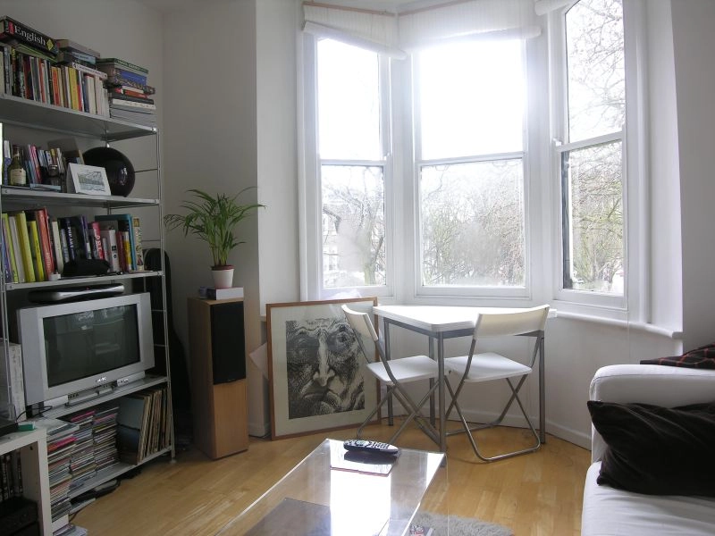 Charming sunny one bed 1st floor flat with bay windows overlooking trees
