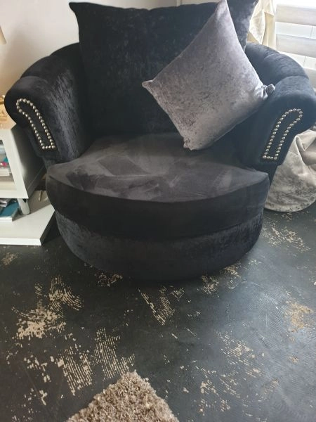 Lovely 4 seater and two swivel love chairs