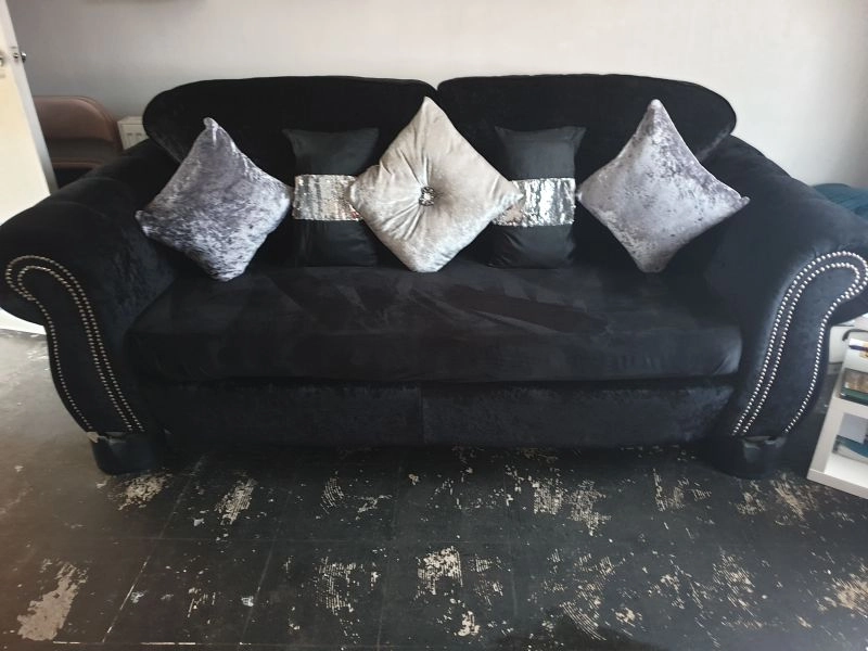 Lovely 4 seater and two swivel love chairs
