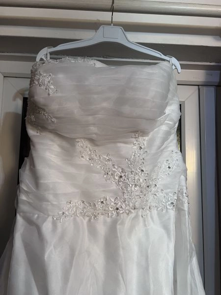 Beautiful white wedding dress size 18-23