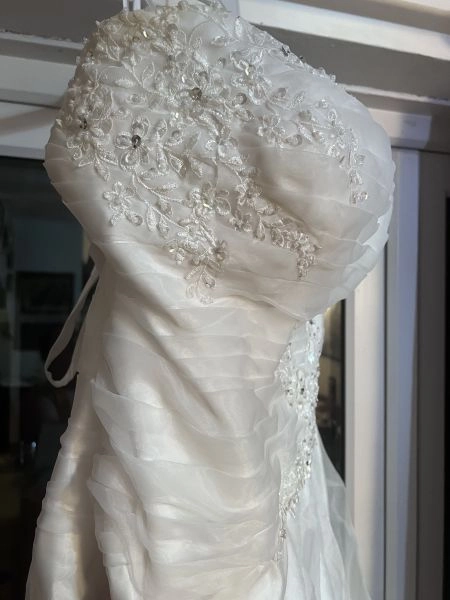 Beautiful white wedding dress size 18-23