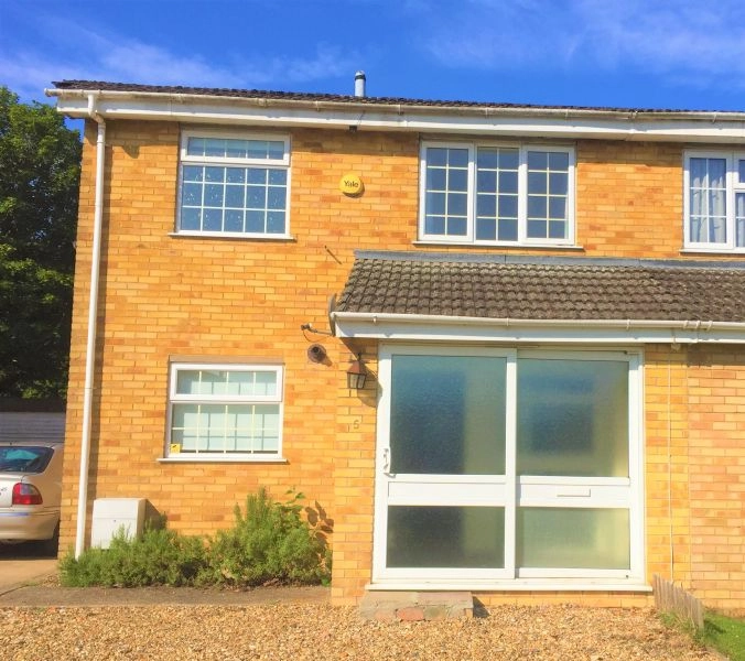 Three Bed-semi Detached house, garage park 5 car Dr.wy,Perfect Location for Londoners to Commute M1 , Jun 11a in Houghton Regis