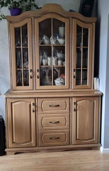 Solid oak set including large extending dining table size 200/265x95 cm, six chairs and display cabinet size 145x220x53 cm.