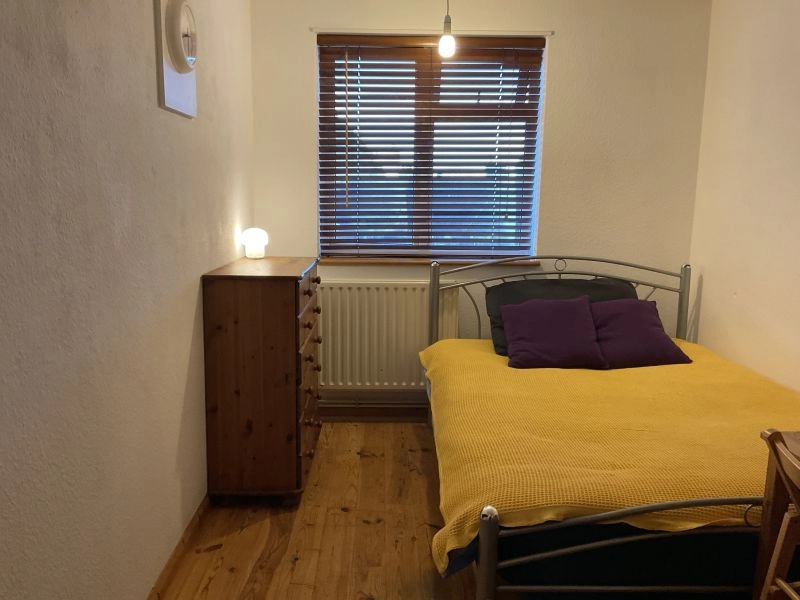 LARGE DOUBLE ROOM AVAILABLE TO RENT IN UPTON PARK