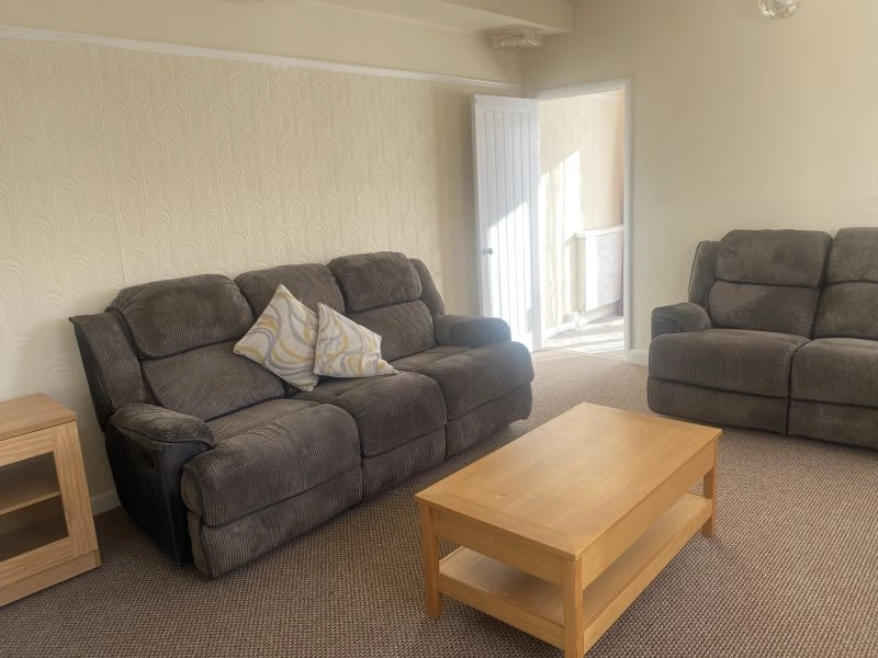 Bearwood - FURNISHED LARGE 2 BEDROOM SELF CONTAINED FLAT with garden - £225 PW INC C TAX AND WATER