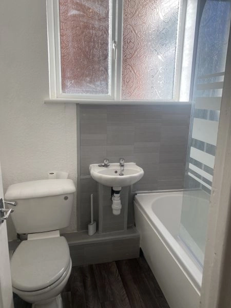 Bearwood - FURNISHED LARGE 2 BEDROOM SELF CONTAINED FLAT with garden - £225 PW INC C TAX AND WATER