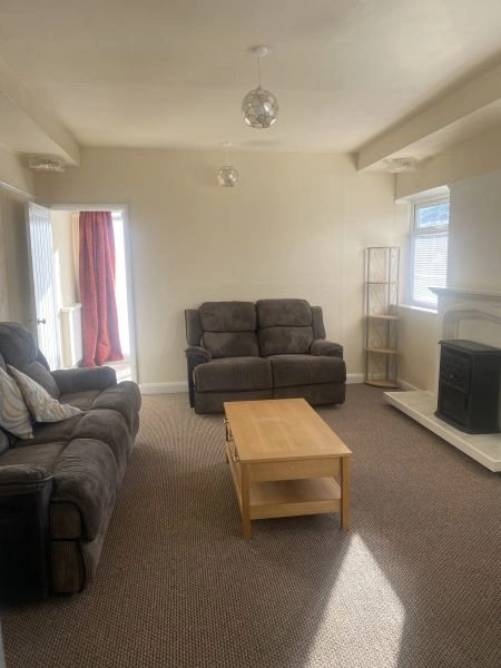 FURNISHED LARGE 2 BEDROOM SELF CONTAINED FLAT with garden - £225 PW INC C TAX AND WATER