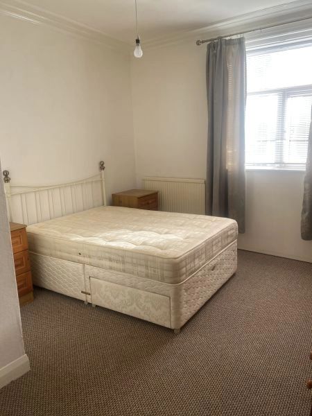 FURNISHED LARGE 2 BEDROOM SELF CONTAINED FLAT with garden - £225 PW INC C TAX AND WATER