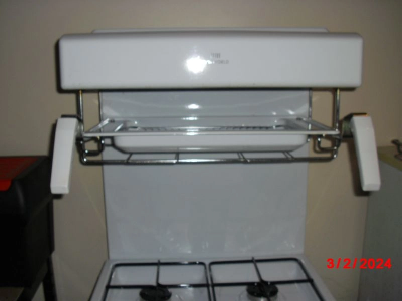 FOR SALE: NEW WORLD GAS COOKER WITH EYE LEVEL GRILL. NEW CONDITION. £250.00 OR NEAREST OFFER.