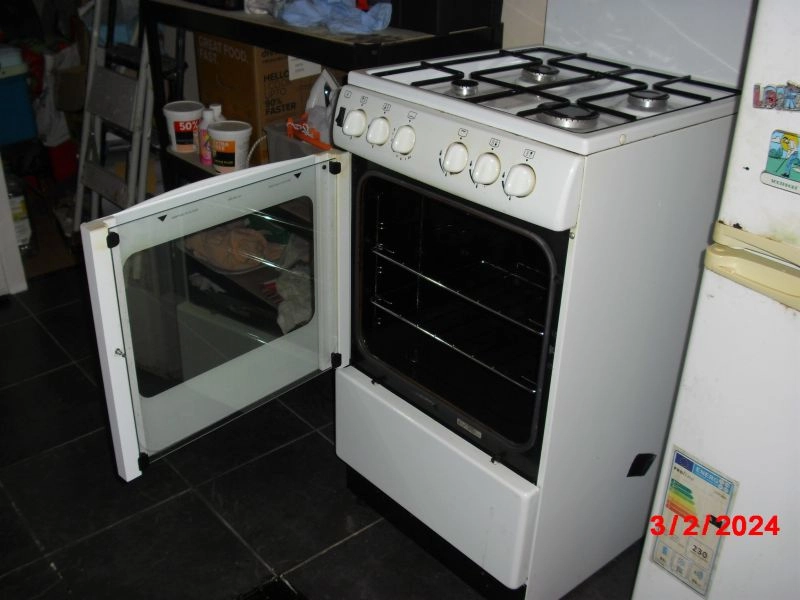 FOR SALE: NEW WORLD GAS COOKER WITH EYE LEVEL GRILL. NEW CONDITION. £250.00 OR NEAREST OFFER.