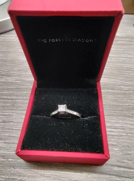 BEAUTIFUL H SAMUEL 9CT WHITE GOLD .25CT DIAMOND ENGAGEMENT RING COMPLETE WITH BOTH BOXES DIAMOND CERTIFICATE AND ORIGINAL RECEIPT SIZE K COST £799 NEW EXCELLENT CONDITION £370 NO OFFERS