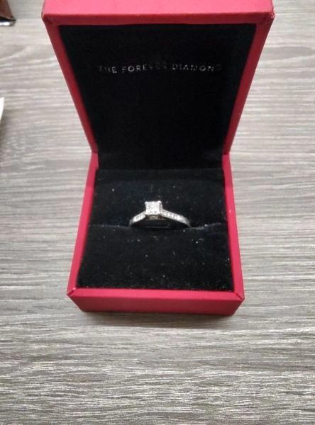 BEAUTIFUL H SAMUEL 9CT WHITE GOLD .25CT DIAMOND ENGAGEMENT RING COMPLETE WITH BOTH BOXES DIAMOND CERTIFICATE AND ORIGINAL RECEIPT SIZE K COST £799 NEW EXCELLENT CONDITION £370 NO OFFERS
