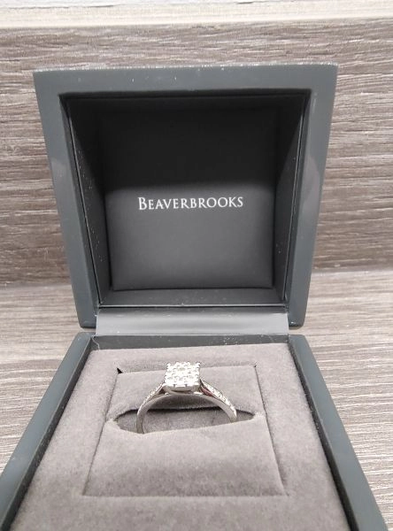 BEAUTIFUL BEAVERBROOKS 18CT WHITE GOLD .29CT DIAMOND ENGAGEMENT RING COST £995 NEW WITH DIAMOND CERTIFICATE AND ORIGINAL RECEIPT EXCELLENT CONDITION SIZE L £395