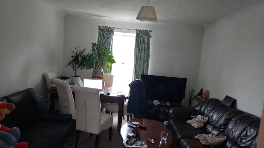 ONE BEDROOMED TOP FLOOR FLAT NEAR COLLIERS WOOD UNDERGROUND STATION