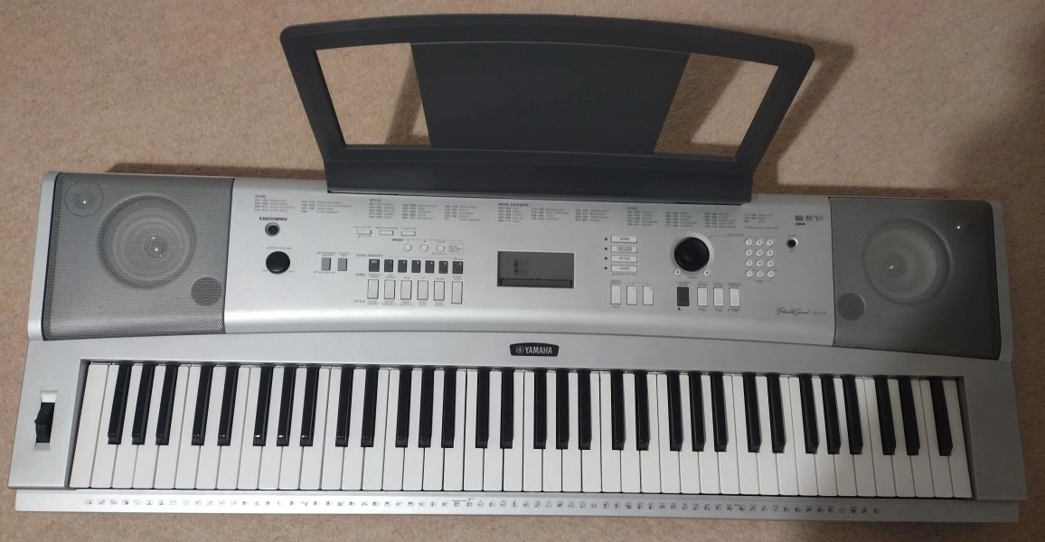 Full Size Yamaha Keyboard, including carry bag, pedal, headphones. Excellent Condition