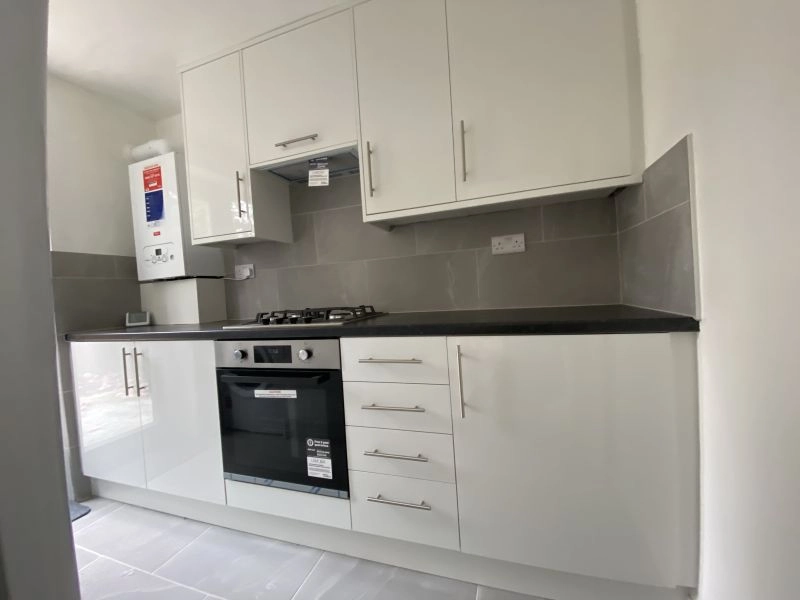 2 bedroom fully refurbished house to let near Heathrow