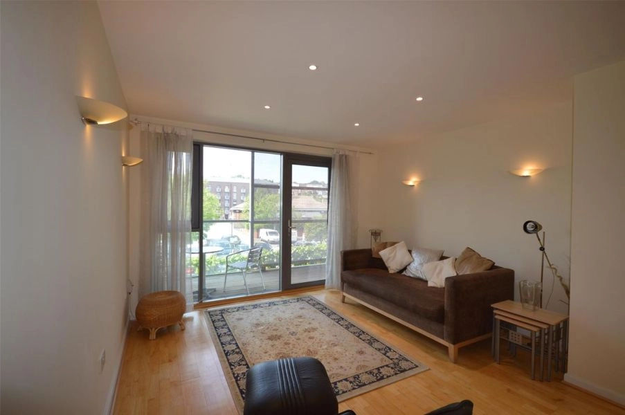 Two double bedroom apartment with parking, located close to the ss Great Britain.