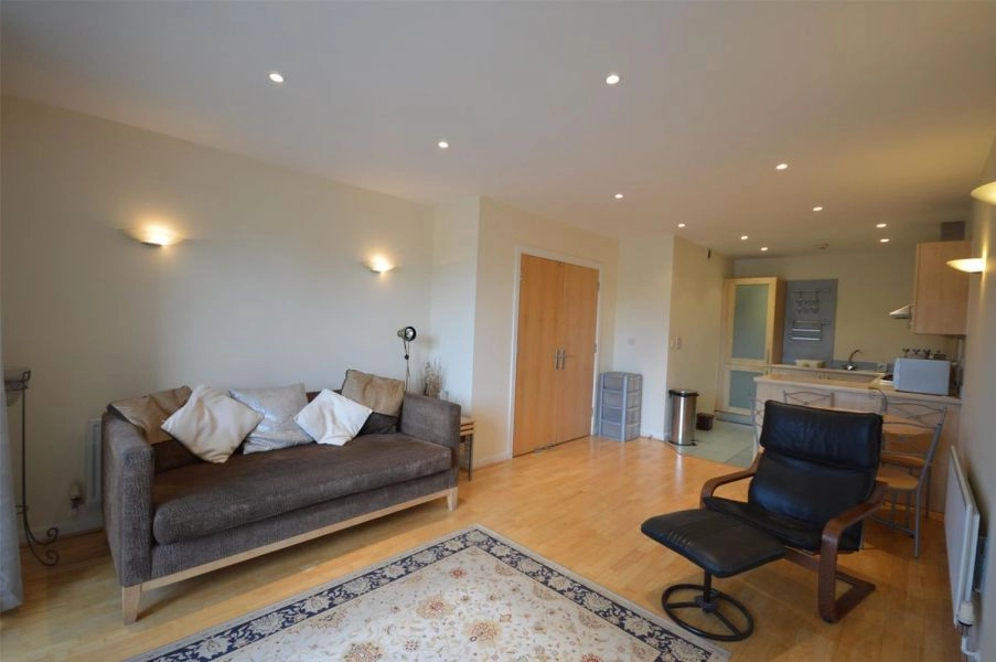 Two double bedroom apartment with parking, located close to the ss Great Britain.