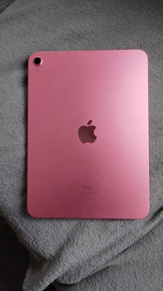 iPad 10 gen 64 GB in pink 4 weeks old come with box and charger
