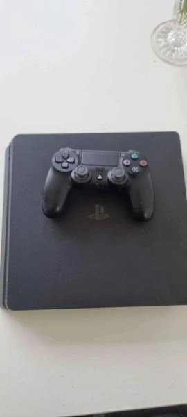 Ps4 slim with controller