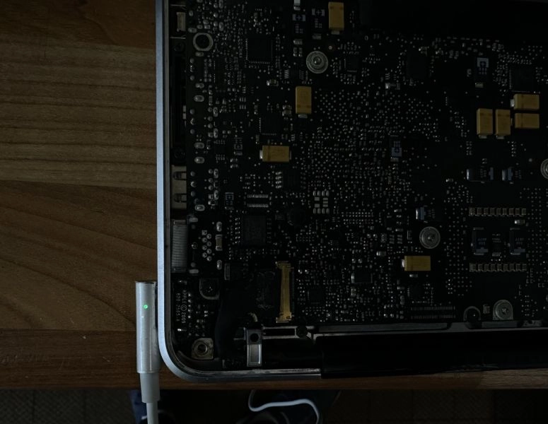 Apple MacBook A1278 charging light shows on but not turning on making 3 beep noice for Parts