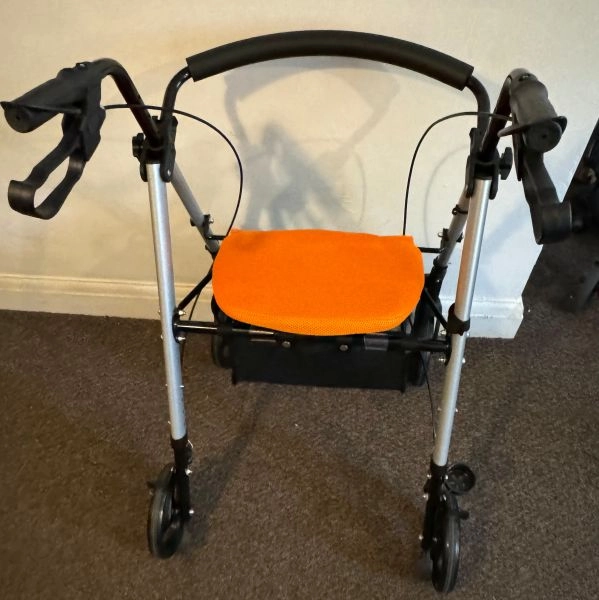 Drive to the rollator walker with seat