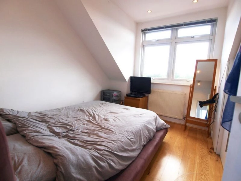 1 bedroom flat, 84 Flat D High Road East Finchley London