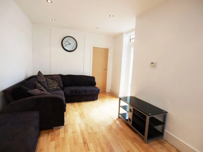 3 bedrooms flat, 452a Flat 1 Hornsey Road Islington London