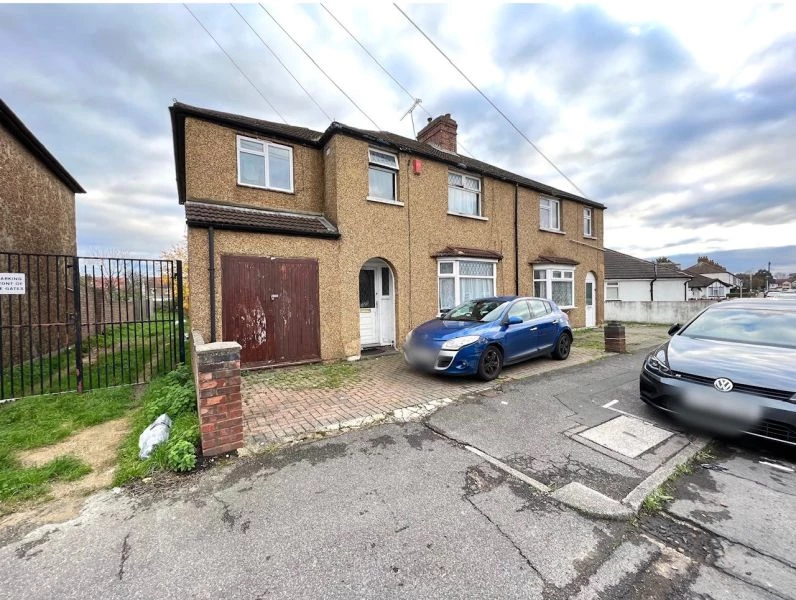 5 bedrooms semi detached, 125 Bedford Avenue Hayes Middlesex