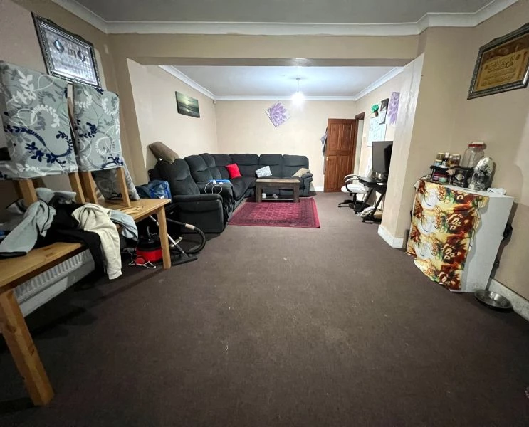 5 bedrooms semi detached, 125 Bedford Avenue Hayes Middlesex