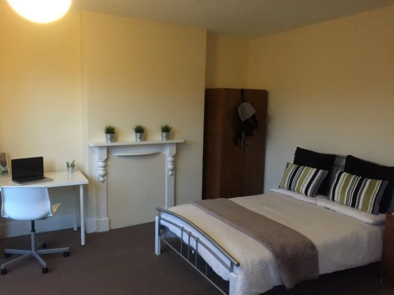 4 bedrooms semi detached, 31 Dunlop Avenue Lenton Nottingham Nottinghamshire