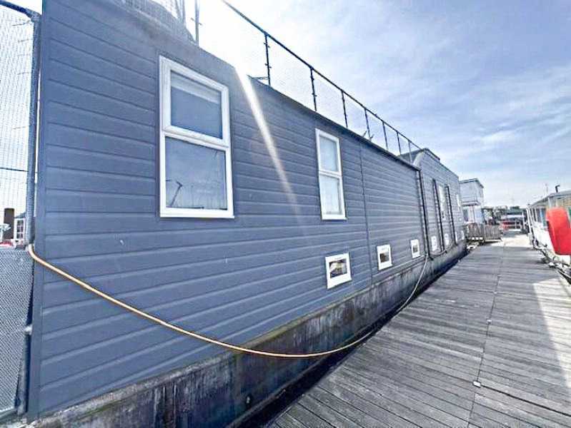 Stunning Contemporary Houseboat - Lady Grey