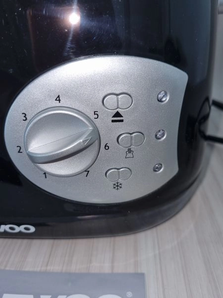 Deawoo black 2 slice toaster