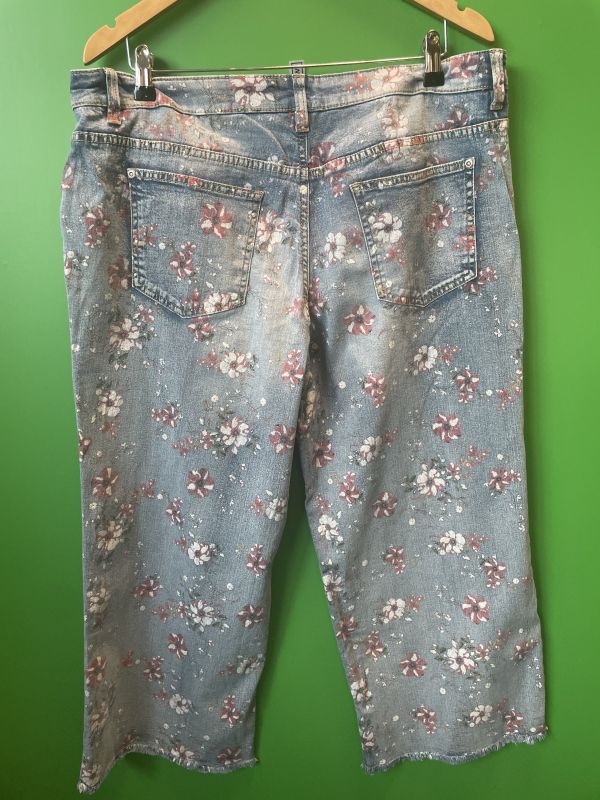 Cropped blue floral jeans