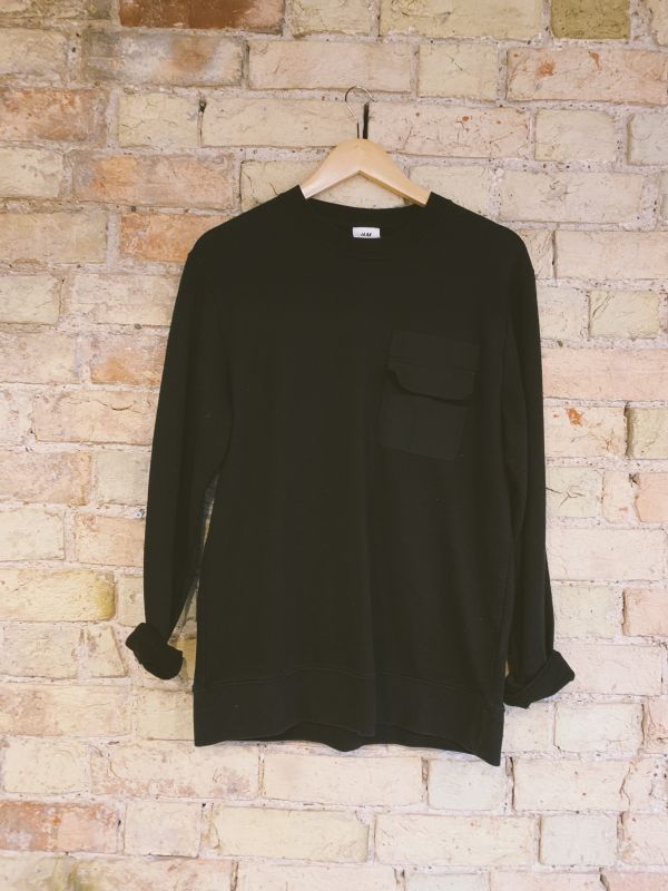 Classic black sweatshirt with front pocket Size M