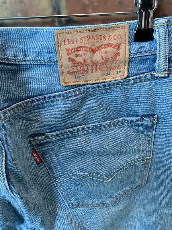 Vintage Levis Iconic 501 Regular Fit High Waisted Light Blue Washed Jeans W34 L32